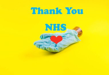 Eldivenli NHS çalışanları için teşekkür kartı.