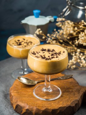 Kahverengi arka planda tatlı bardaklarında frappe kahve.