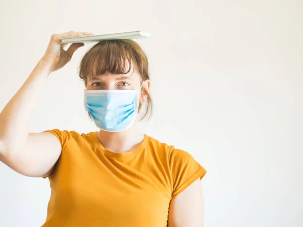 Junge Frau mit Mundschutz mit Tagebuch oder Copybook — Stockfoto