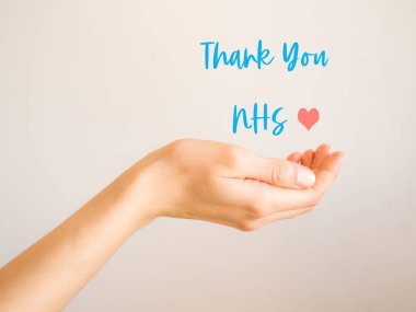 Kadın eli ile NHS çalışanları için teşekkür kartı