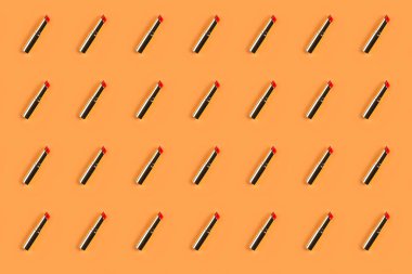 Şeftali turuncusunda kırmızı altın ruj izi.