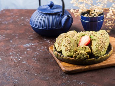 Çikolata kaplı Matcha Madeleine kurabiyeleri