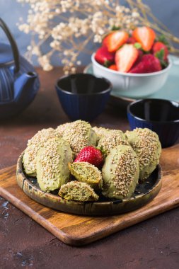 Çikolata kaplı Matcha Madeleine kurabiyeleri