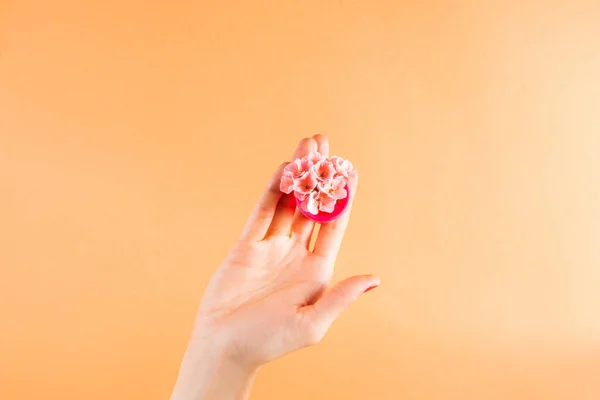 Růžový menstruační pohár v dlani ženské ruky — Stock fotografie