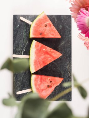 Karpuz dilimleri mermer tepside buzlu şekerler