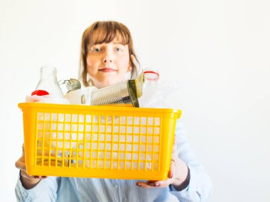 Çöpü geri dönüşüme hazır beyaz kadın.