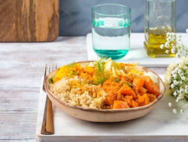 Balkabaklı kinoa kasesi, rezene, dolma biber