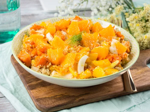 Tigela de quinoa com abóbora, funcho, laranja — Fotografia de Stock