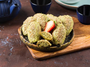 Çikolata kaplı Matcha Madeleine kurabiyeleri