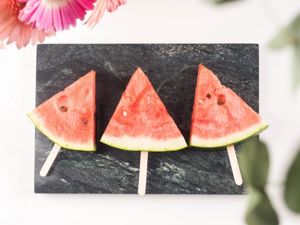 Karpuz dilimleri mermer tepside buzlu şekerler