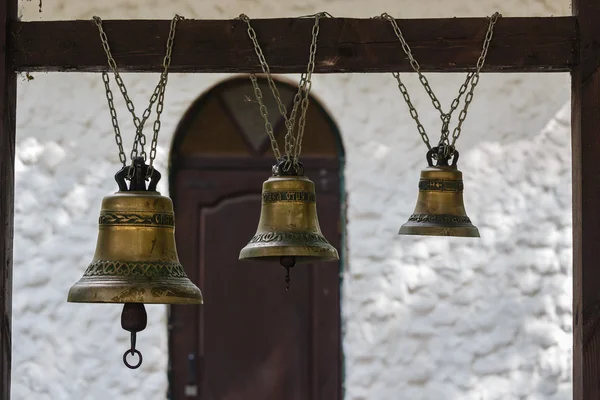 Kostelní zvony na vstupu do kaple — Stock fotografie