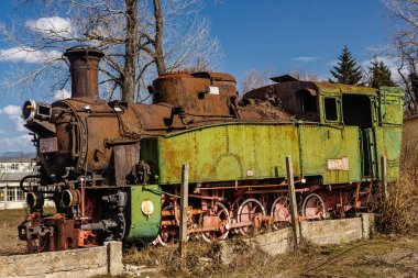 Terk edilmiş paslı buhar motoru