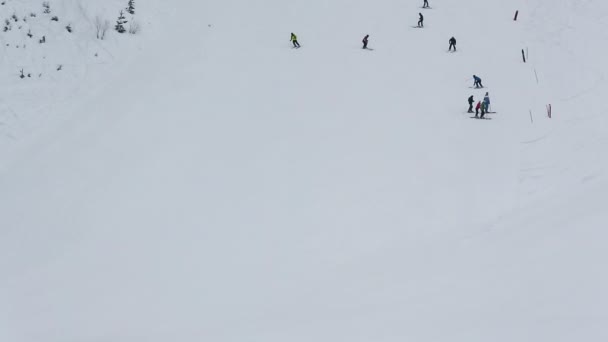 Ski alpin sur la montagne Todorka — Video