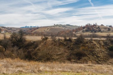 Karla kaplı dağ tepe ile bahar dağ manzarası
