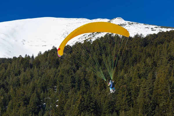 Velocidad de vuelo en un ala de tela pequeña y rápida hecha en esquís — Foto de Stock
