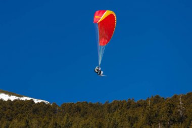 Kayaklar üzerinde yapılan bir küçük, hızlı kumaş kanat uçan hız