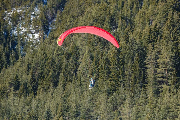 Vitesse de vol sur une petite aile en tissu rapide réalisée sur des skis — Photo