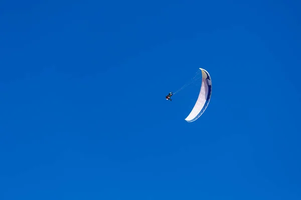 Vitesse de vol sur une petite aile en tissu rapide réalisée sur des skis — Photo