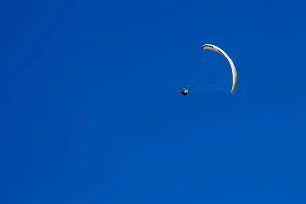 Velocidade voando em uma pequena asa de tecido rápido feito em esquis — Fotografia de Stock
