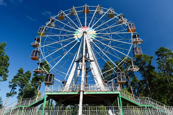 Parktaki eski dönme dolap.