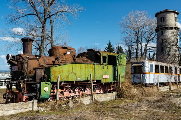 Tren abandonado con motor de vapor oxidado — Foto de Stock