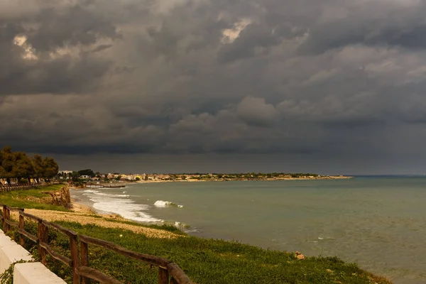 Regenwolken op de zee aan de zuidoostelijke kust van Sicilië — Stockfoto