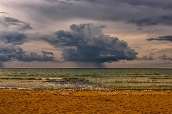 Regenwolken aan de zee — Stockfoto