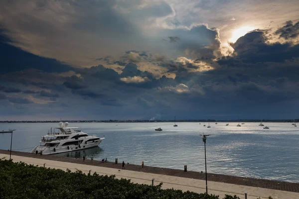 Jachten op raid in een baai — Stockfoto