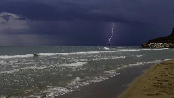 Onweer op de zee aan de zuidoostelijke kust van Sicilië — Stockfoto