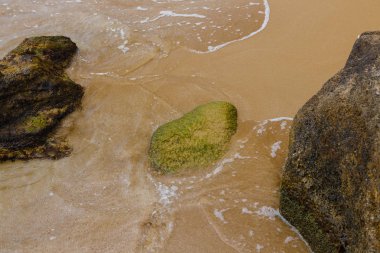 Taşları üzerine çalışan dalga deniz
