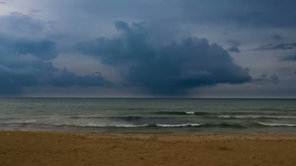 Nuvens de chuva no mar — Vídeo de Stock