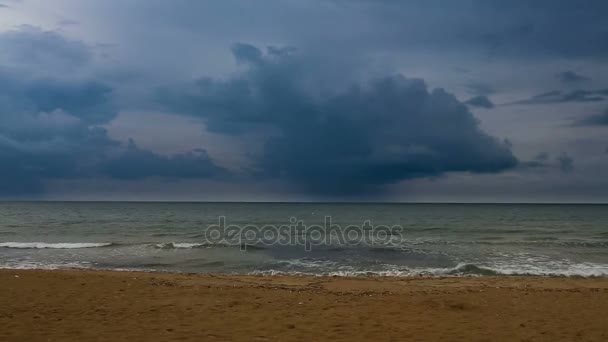 Хмари дощу на морі — стокове відео