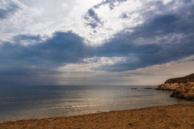 Denizin üzerinde yağmur bulutları