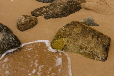 Taşları üzerine çalışan dalga deniz