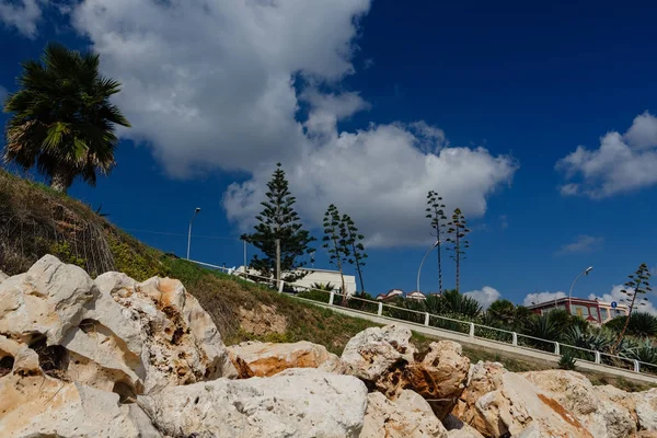 Uitzicht vanaf het strand op de hoge kust — Stockfoto