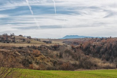 Bir arka plan üzerinde rüzgar türbinleri ile dağ manzarası