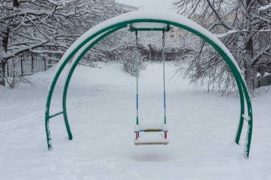 Karla kaplı Bahçesi, salıncak 