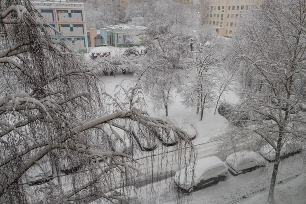 Vista desde la ventana de la calle de la ciudad cubierta de nieve —  Fotos de Stock