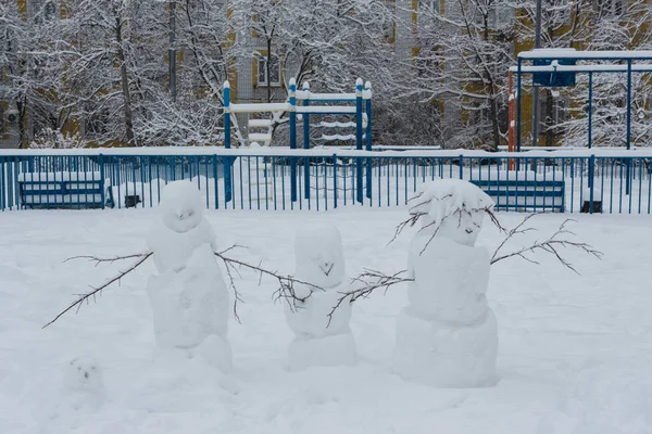 Vista de bonecos de neve e do parque infantil — Fotografia de Stock