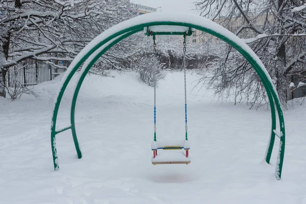 Swing en el patio cubierto de nieve —  Fotos de Stock