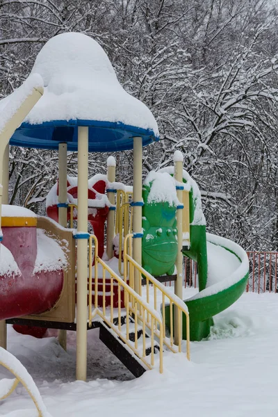 Parque infantil cubierto de nieve —  Fotos de Stock