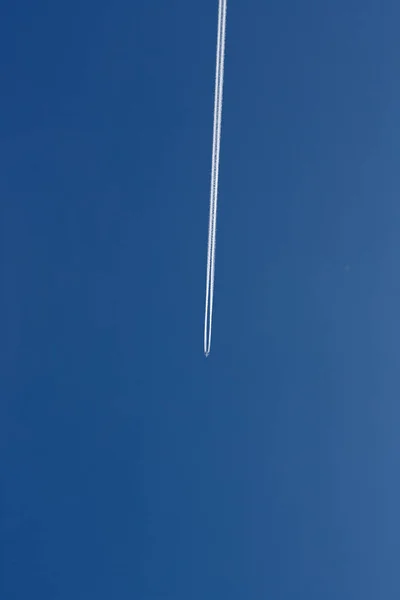 Spur des fliegenden Düsenflugzeugs am Himmel — Stockfoto