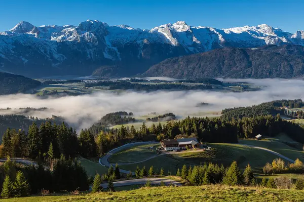 Niebla matutina en el valle de los Alpes austríacos — Foto de Stock