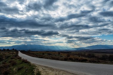 Bulgaristan 'ın güneybatısındaki Pirin sıradağlarının eteklerindeki dağ manzarası