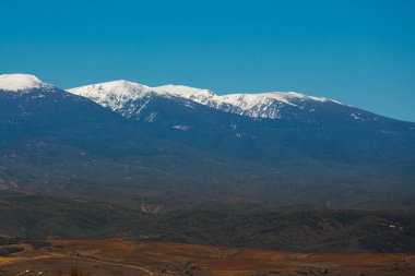 Rila Dağları kuzey ve güneybatı Bulgaristan 'daki Razlog vadisini çevreledi.