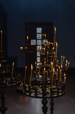 Ortodoks kilisesinde kilise cemaatinin bıraktığı mumları yakmak.