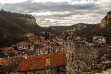 Bulgaristan 'ın Pirin sıradağlarının eteklerinde yer alan en küçük kenti olan Melnik' in manzarası 