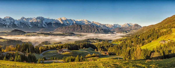 Niebla Matutina Valle Los Alpes Austríacos Iluminada Por Sol Mañana — Foto de Stock