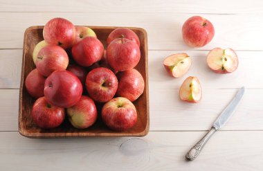 bir plaka ahşap arka plan üzerinde kırmızı olgun elma