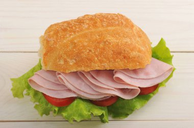 Jambonlu sandviç, domates ve marul. 